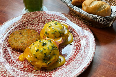 Deliciosos Huevos benedictinos para un buen desayuno
