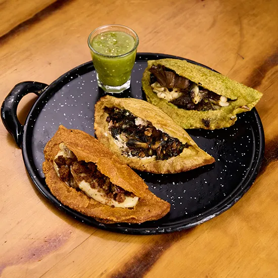 Rica Variedad de Quesadillas en Centenario 107